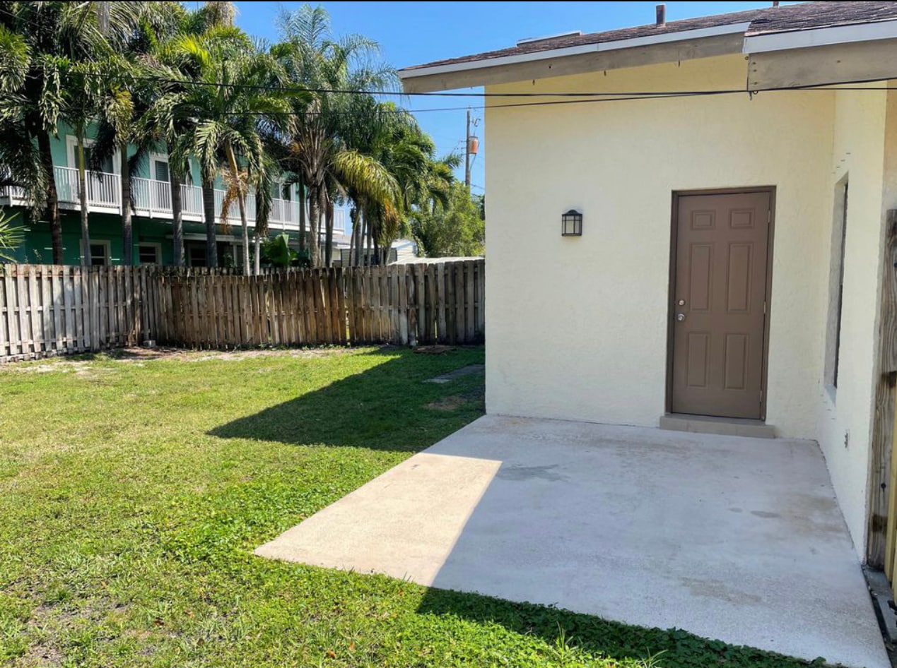Building Photo - 2051 Cove Ln