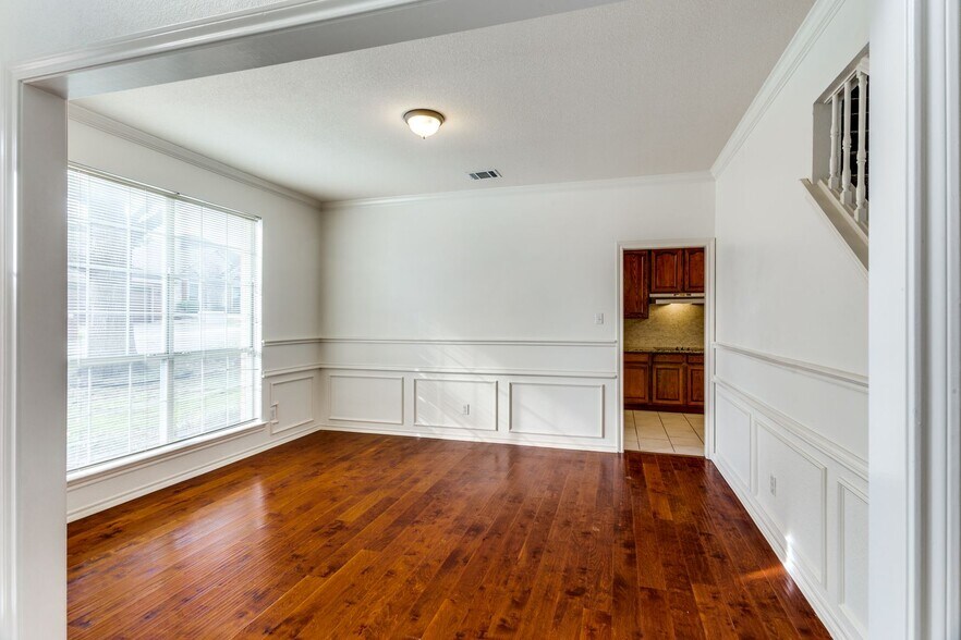 Building Photo - 8434 Golf Club Cir
