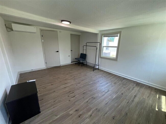 Building Photo - 411 Guyer St