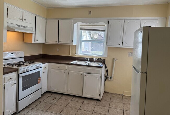 Building Photo - 2824 School St