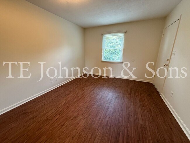 Building Photo - Modern 2 Bedroom Apartment with Water Included on Forsyth St