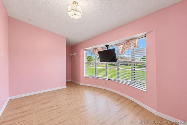Building Photo - 974 SE Brookedge Ave