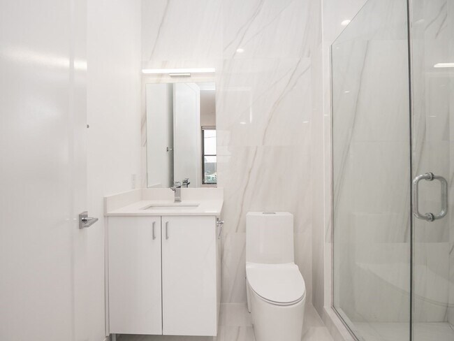 Building Photo - 340 W 2nd St