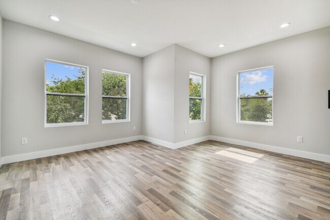 Building Photo - 2840 1st Ave S