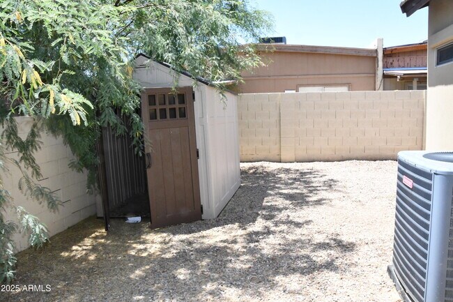 Building Photo - 2362 W Sierra Vista Dr