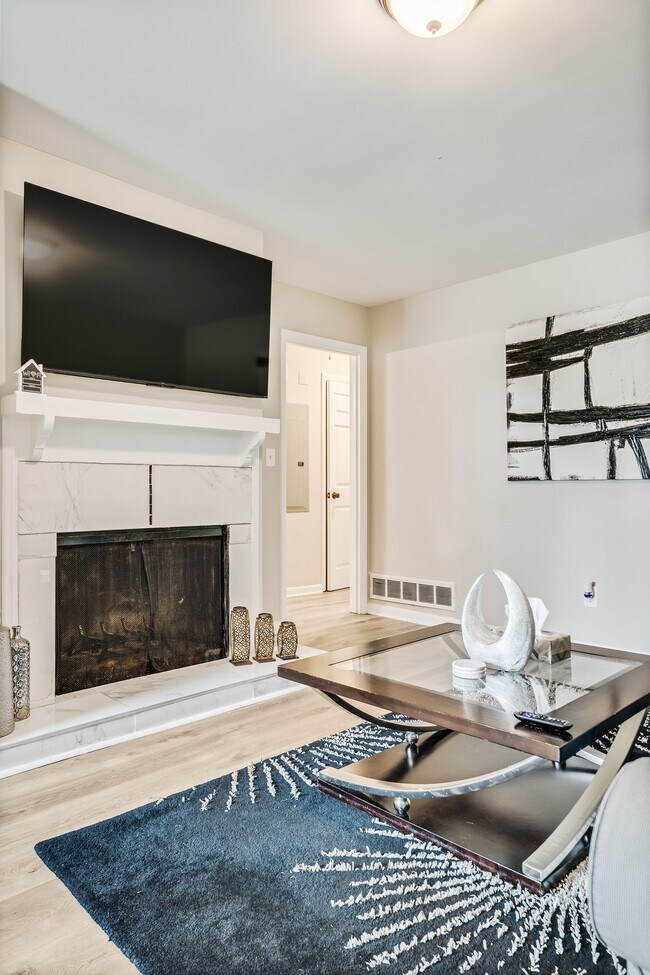 Building Photo - 2265 Columbia Dr