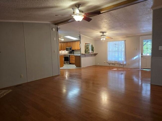 Building Photo - FOR LEASE!!