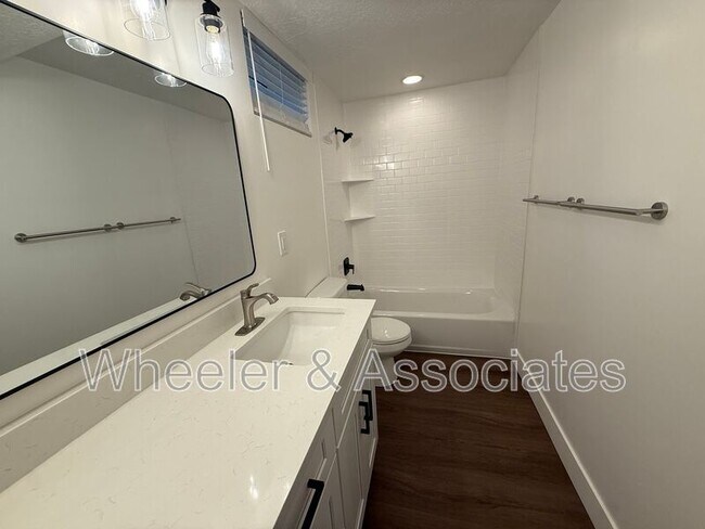 Building Photo - 3718-3718 Brinker Ave