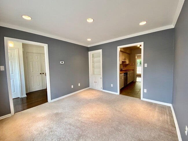 Building Photo - Amazing 3 Bedroom Townhome with Fenced Bac...