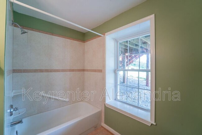 Building Photo - 13183 Oak Farm Dr