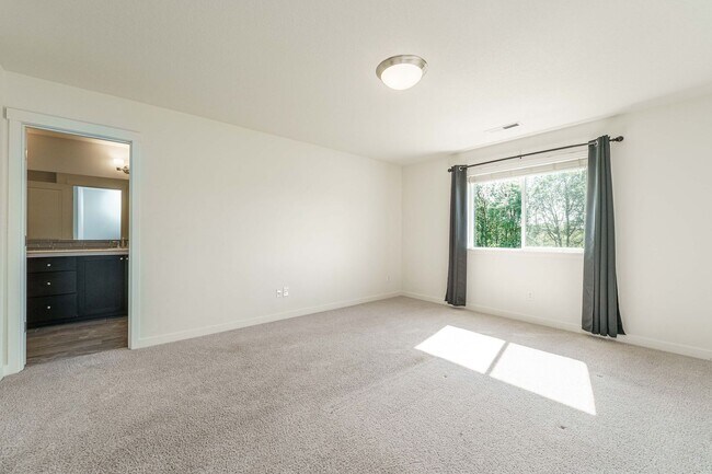 Building Photo - Light, Bright & Move-In Ready – 3BR Gem in Prime Ridgefield Location!  (Pet Friendly)