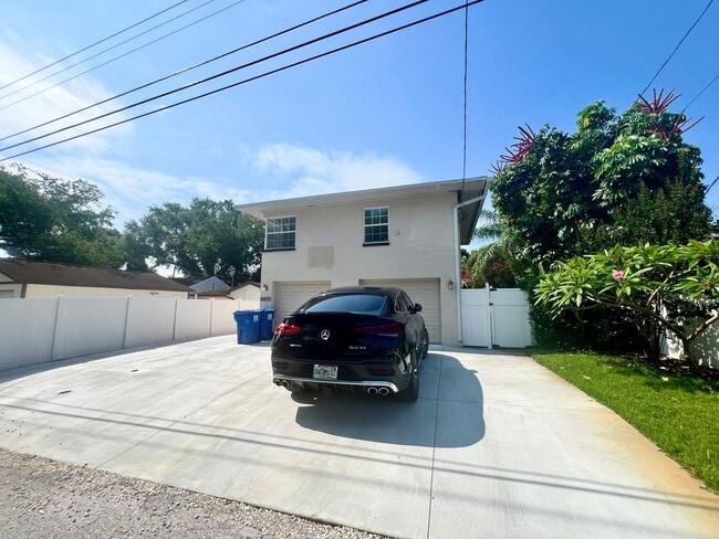 Building Photo - FULLY FURNISHED 2/2 OLD NE BUNGALOW