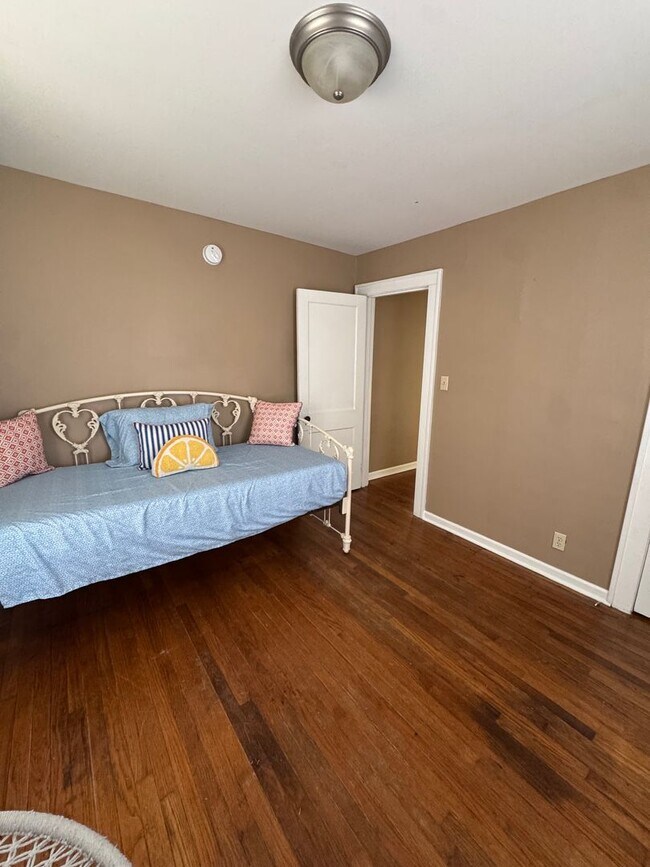 Building Photo - 2 Bedroom House Available NOW