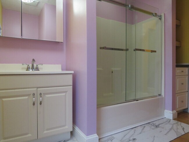 Building Photo - 715 Main St