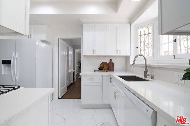 Building Photo - 157 S Mansfield Ave