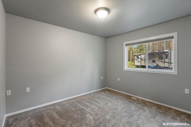 Building Photo - 3 Bedroom W/ Mother in Law Suite | 2 Bathr...