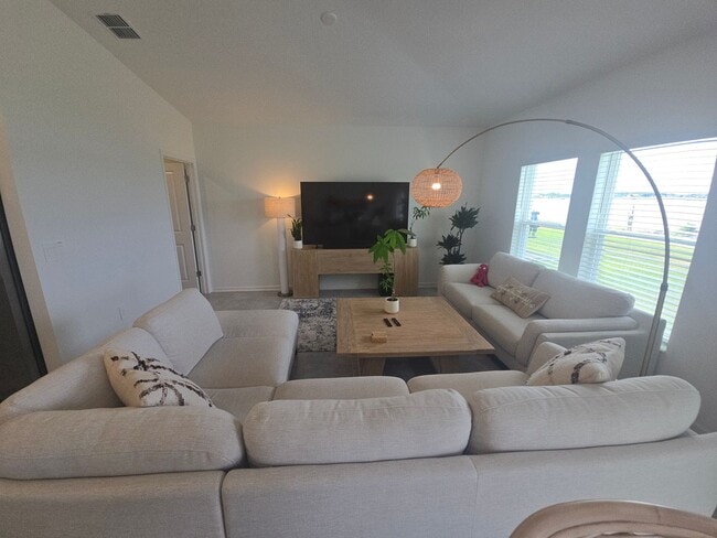 Building Photo - 3 bed 2 bath home fully furnished