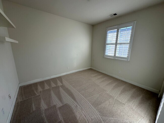 Building Photo - Beaitiful 4 Bedroom, 2.5 Bath Mountain Hou...