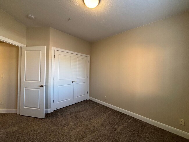Building Photo - APARTMENT IN GREAT LOCATION FOR RENT!