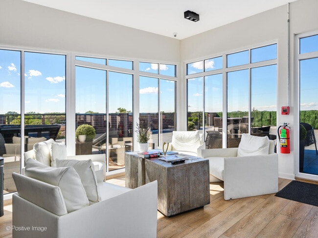 Building Photo - 2801 N Thatcher Ave