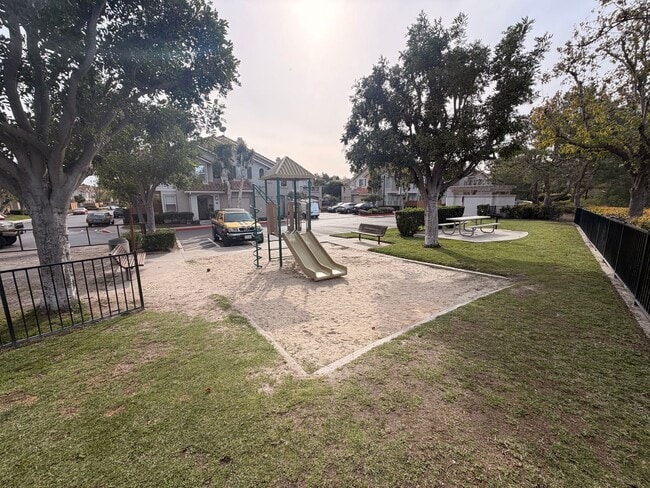 Building Photo - Very Spacious 1 Bed, 1 Bath Condo in Mission Viejo For Rent-In Unit Laundry and Attached Garage