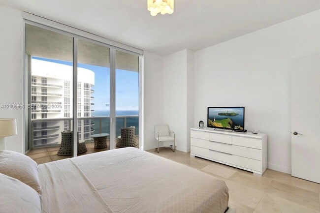 Building Photo - 15811 Collins Ave