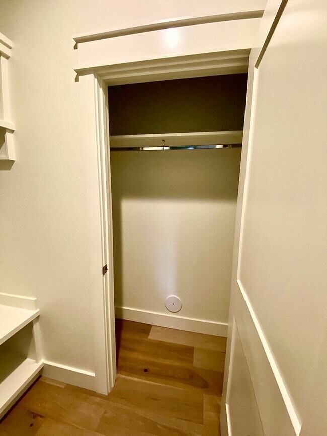 Building Photo - Beautiful Custom 6 Bedroom (2 Primary Bedr...