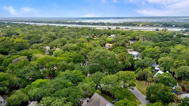 Building Photo - Available 6/15. Stunning, Fully-Rennovated...