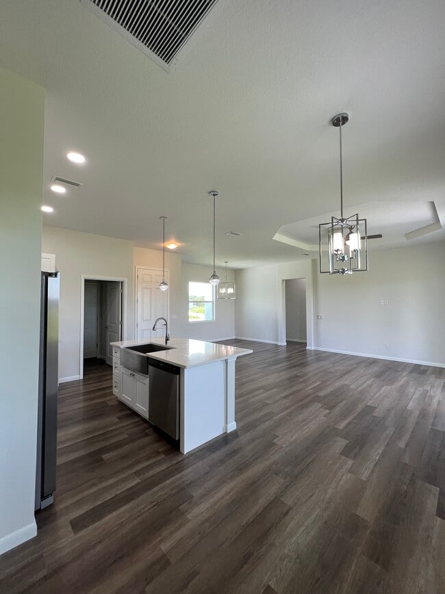 Building Photo - 1060 S Capri Ct