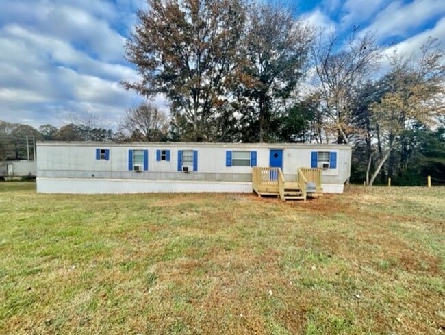 Building Photo - Must see this adorable 3 bedroom 1.5 bath ...