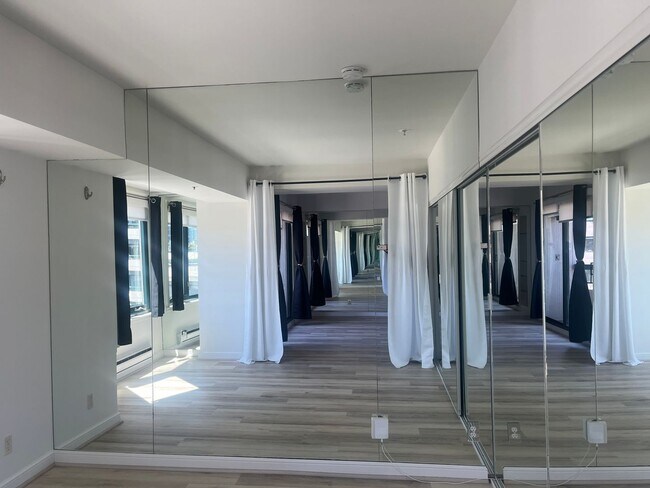 Building Photo - Junior One Bedroom at Opera Plaza