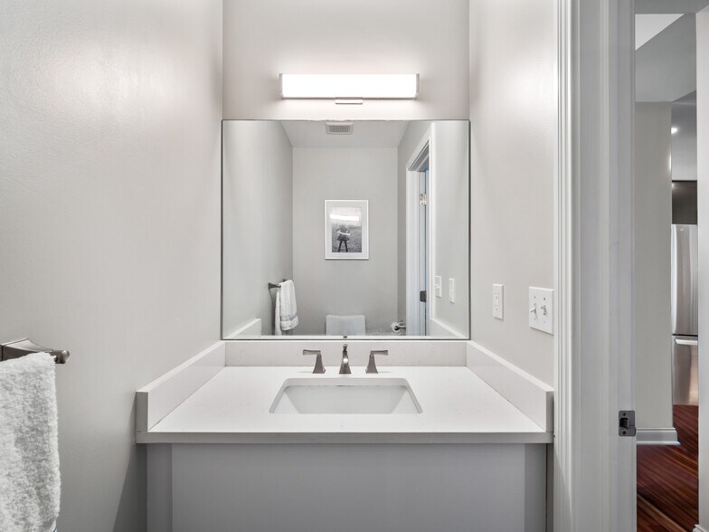 Building Photo - 1471 Lindazzo Ave