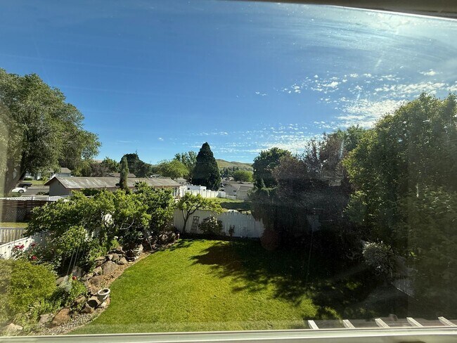 Building Photo - 4 Bedroom Home For Rent In The Dalles