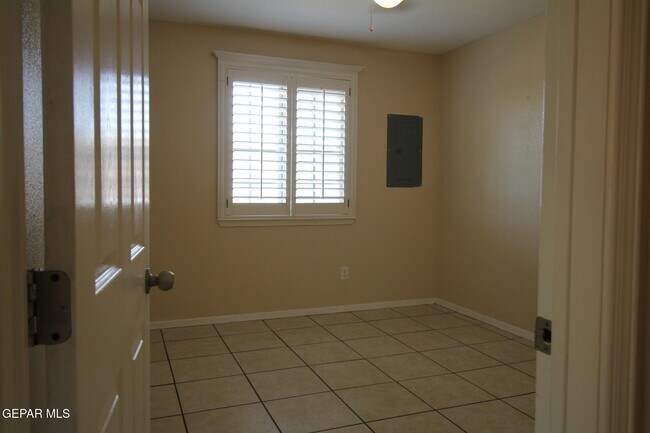Building Photo - 9145 Begonia Pl