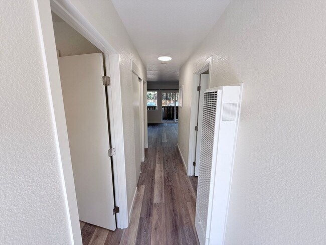 Building Photo - 2 bed 1 bath apartment for rent in South Lake Tahoe