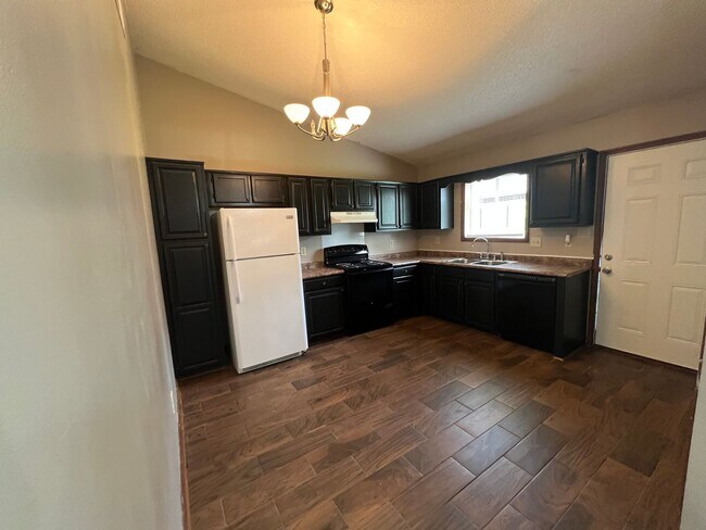 Building Photo - Nice two bedroom two bath home that is centrally located. Just minutes to Camp Lejeune, Camp John...