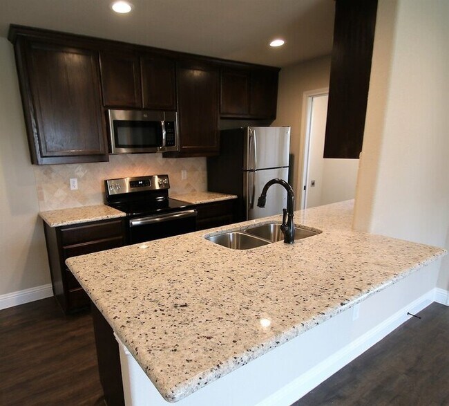 Building Photo - No Water Bill. No Lawn Care. Just Move In. | 3BD/2BA Duplex in Weatherford TX | Ready Now — Act F...