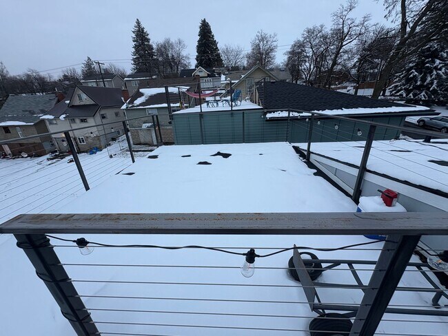 Building Photo - 216 E 7th St