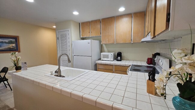 Building Photo - 75-6002-6002 Ali‘i Dr