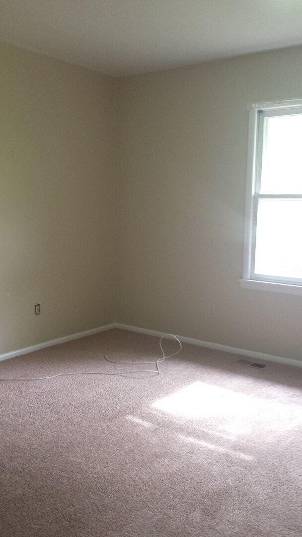 Building Photo - 3 BEDROOM RANCH HOME AVAIL JULY 2026. Mont...