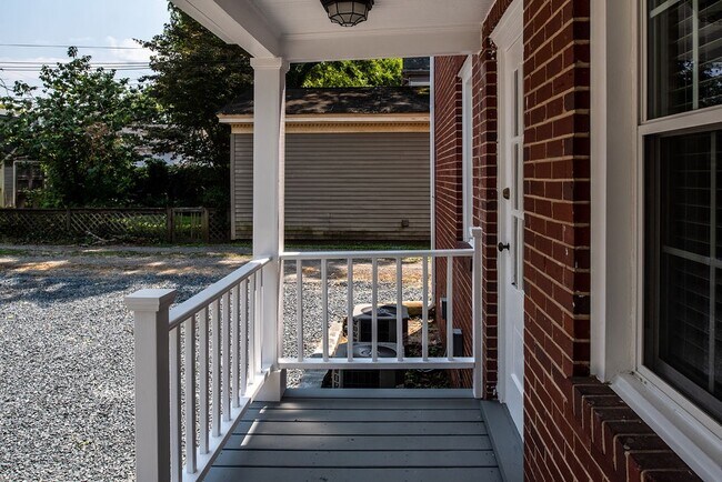 Building Photo - 819 Weedon St