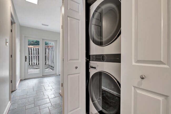 Building Photo - 1053 N George Mason Dr