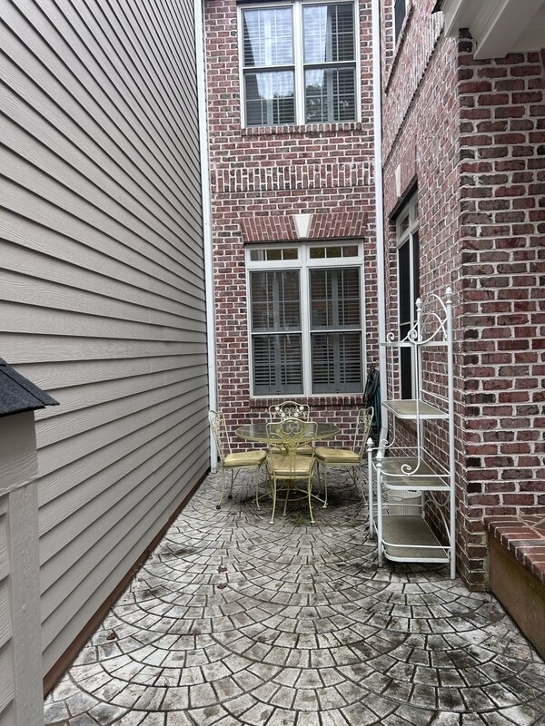 Building Photo - 212 Village Walk Ln