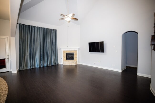 Building Photo - 13923 Hopewell Dr