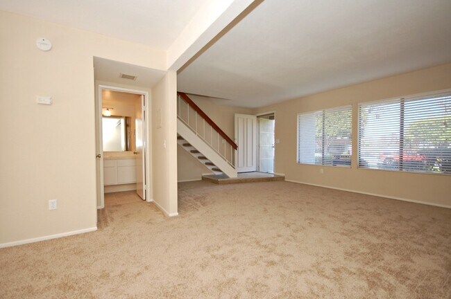 Building Photo - Beautiful 4BR/2.5BA Condo in Tanglewood!!!