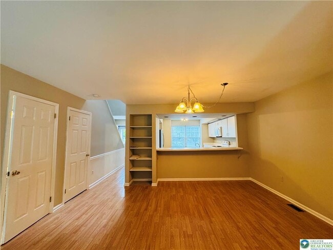 Building Photo - 102 Quaker Dr