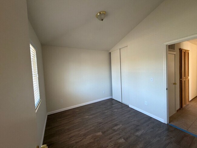 Building Photo - GREAT CORNER LOCATION IN CENTRAL BRENTWOOD