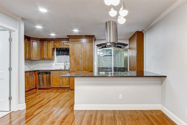 Building Photo - 7600 Burgoyne Rd