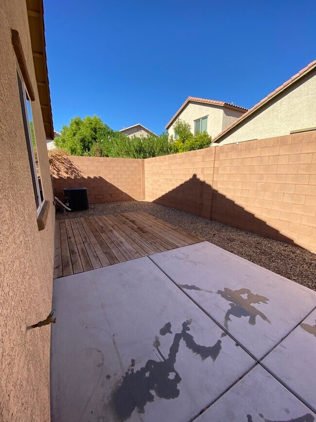 Building Photo - Spacious 4-Bed, 3-Bath Home in Southwest L...