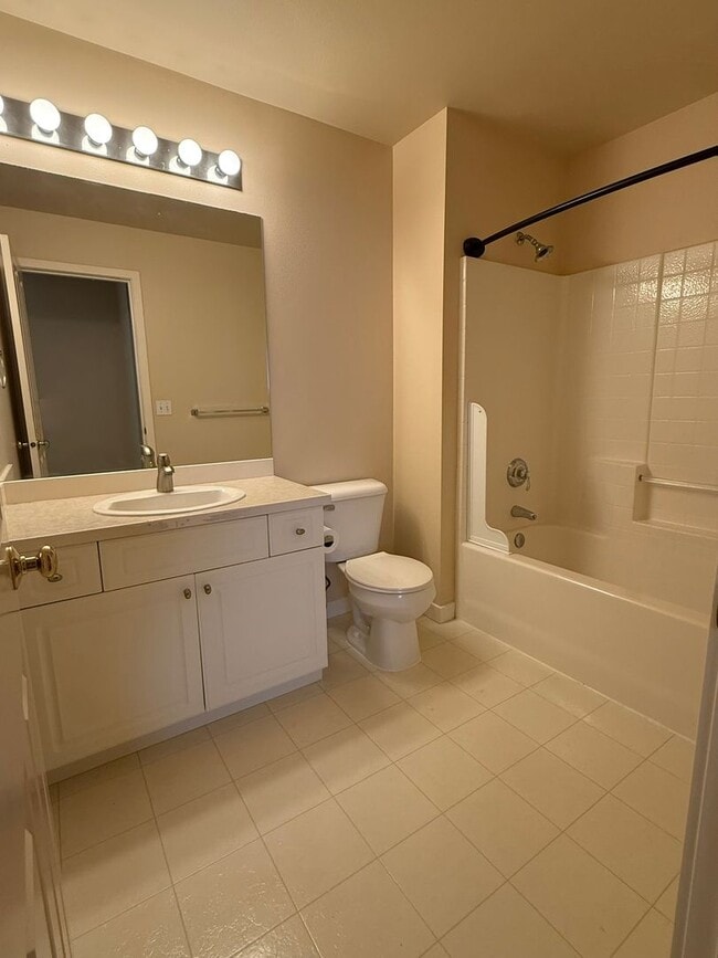 Building Photo - 3bd/2.5ba Sammamish Townhome